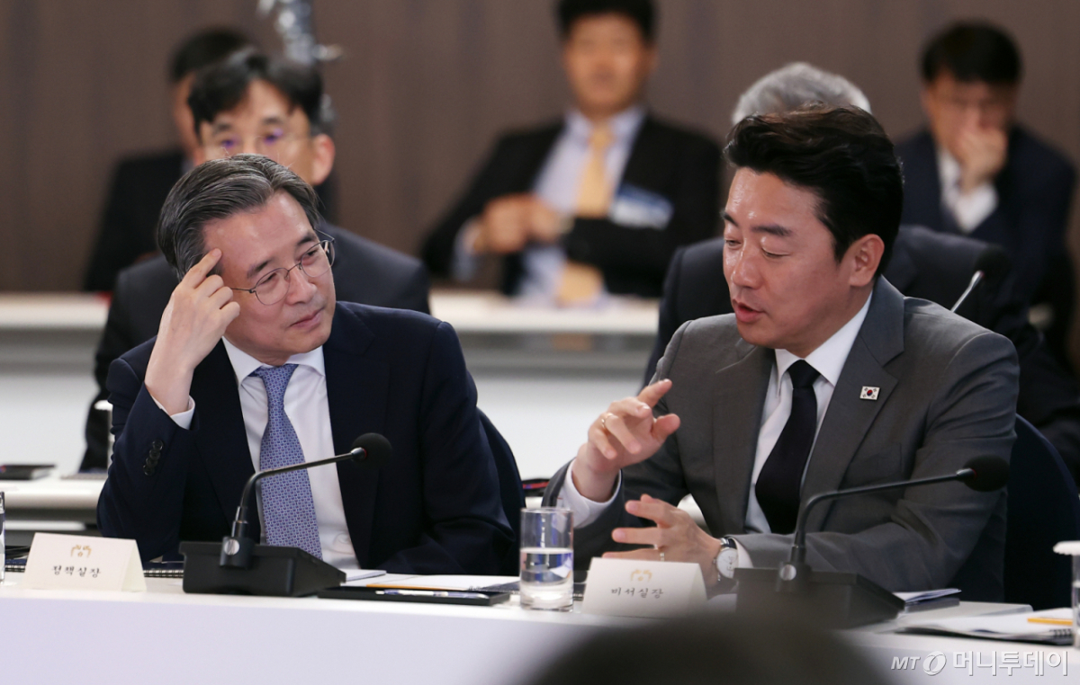 (울산=뉴스1) 이재명 기자 = 강훈식 비서실장과 김용범 정책실장이 13일 호텔현대 바이 라한 울산에서 열린 K-조선 미래비전 간담회에서 대화하고 있다. 2026.5.13/뉴스1  Copyright © 뉴스1. All rights reserved. 무단 전재 및 재배포,  AI학습 이용 금지. /사진=(울산=뉴스1) 이재명 기자