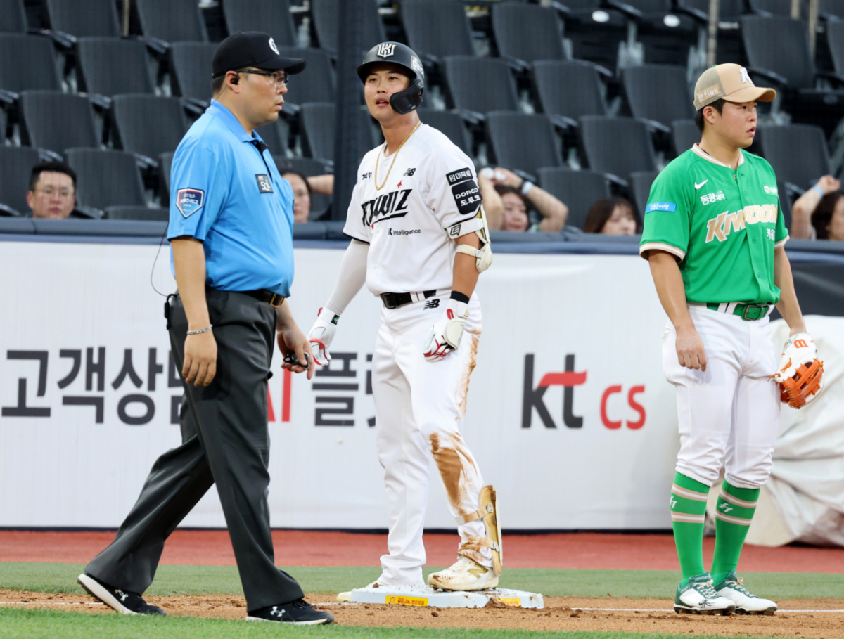 2회말 선제2터점 주인공 KT 배정대(가운데)가 7일 수원KT위즈파크에서 열리는 2026KBO리그 전반기 마지막 3연전 키움히어로즈와 KT위즈 경기 후속타때 득점한 후 동료들의 축하를 받고 있다. 2026.07.07.   2회말 선제2터점 주인공 KT 배정대  세리머니 없이 더그아웃을 쳐다보고 있다. /사진=강영조 cameratalks@