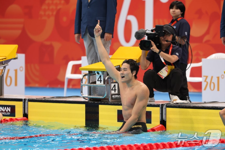 21일 도쿄 아쿠아틱스 센터에서 열린 2026 아이치·나고야 아시안게임 남자 50m 자유형 결승전에서 금메달을 획득한 김영범이 환호하고 있다./도쿄=뉴스1
