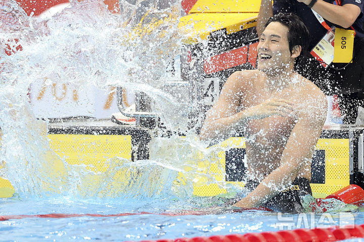21일 오후 일본 도쿄도 고토구 도쿄아쿠아틱스센터에서 열린 2026 아이치·나고야 아시안게임 경영 남자 자유형 50m 결선에서 금메달을 획득한 김영범이 기뻐하고 있다. /사진=뉴시스