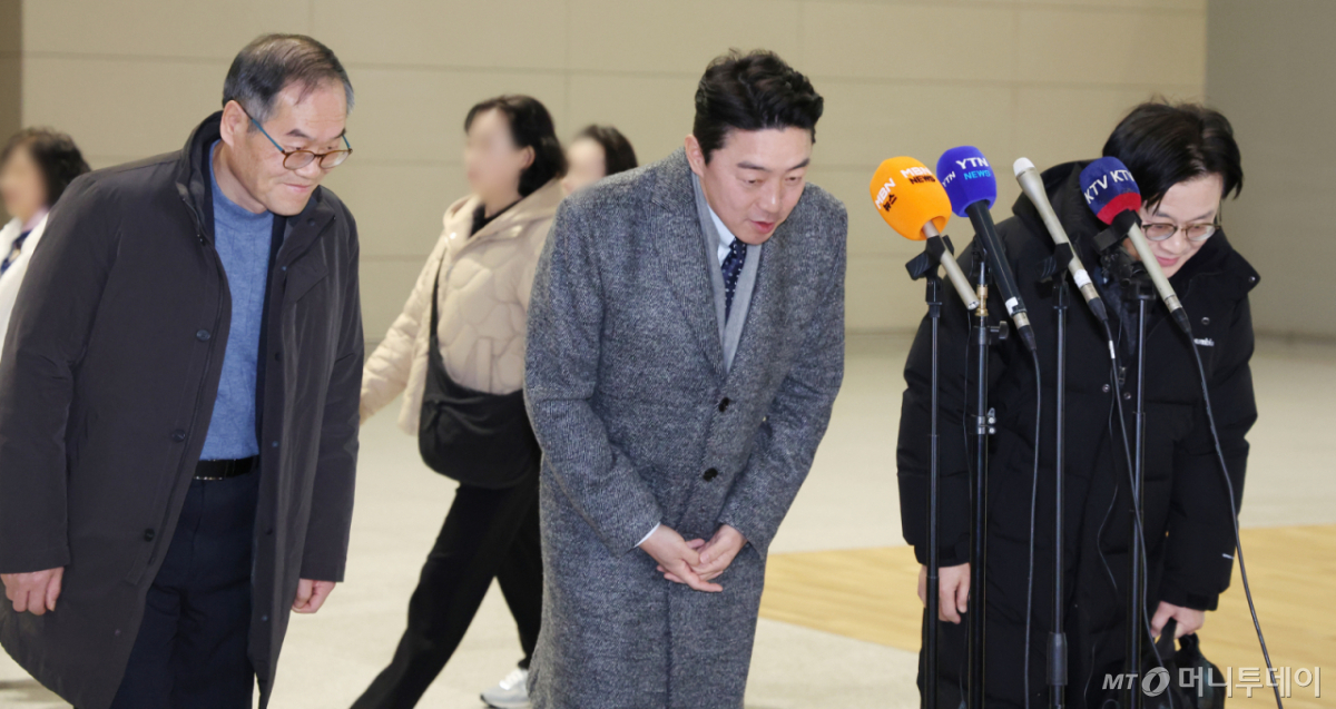 (인천공항=뉴스1) 김명섭 기자 = 강훈식 대통령비서실장, 김정관 산업통상부 장관, 이용철 방위사업청장이 26일 오전 인천공항에서 잠수함 사업 등 방산협력 논의를 위해 캐나다로 출국에 앞서 인터뷰를 마치고 인사하고 있다. 2026.1.26/뉴스1  Copyright © 뉴스1. All rights reserved. 무단 전재 및 재배포,  AI학습 이용 금지. /사진=(인천공항=뉴스1) 김명섭 기자
