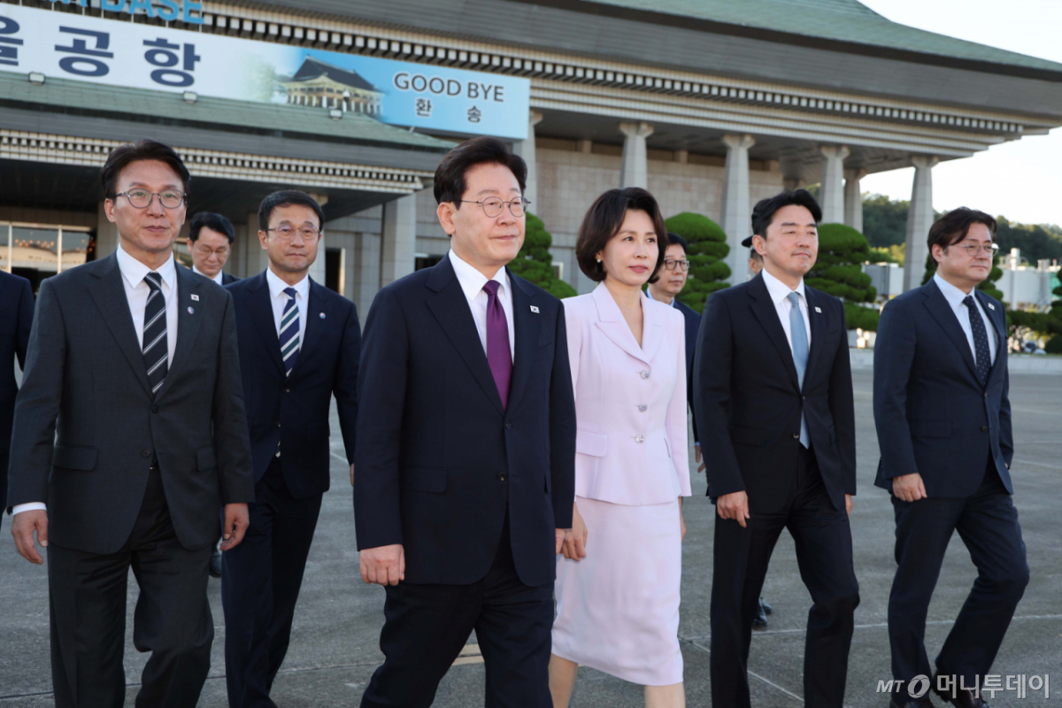 [성남=뉴시스] 김진아 기자 = 유엔 총회 참석차 뉴욕을 방문하는 이재명 대통령과 김혜경 여사가 21일 경기 성남 서울공항에서 공군 1호기로 향하고 있다. 왼쪽부터 김민석 더불어민주당 대표, 한병도 원내대표, 이재명 대통령, 김혜경 여사, 강훈식 비서실장, 홍익표 정무수석. 2026.09.21. bluesoda@newsis.com /사진=