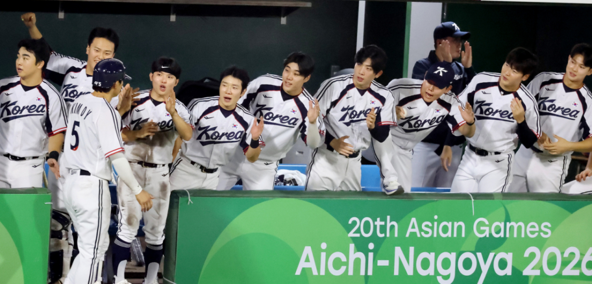 야구대표팀 1번타자 김도영이 21일 아이치현 오카자키 시민구장에서 열리는 2026 아이치·나고야 아시안게임 야구 조별리그 대한민국과 대만경기 8회말 2루타로 출루한 후 득점하고 있다. 류지현 감독이 축하하고 있다.  2026.09.21. /사진=강영조 cameratalks@