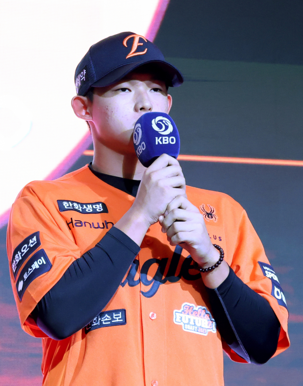 '2027 KBO 신인 드래프트'가 21일 서울 송파구 롯데호텔 월드 크리스탈볼룸에서 열렸다.  민주홍(설악고)이 전체 9순위로 한화에 지명된 후 소감을 밝히고 있다. /사진=김진경 대기자