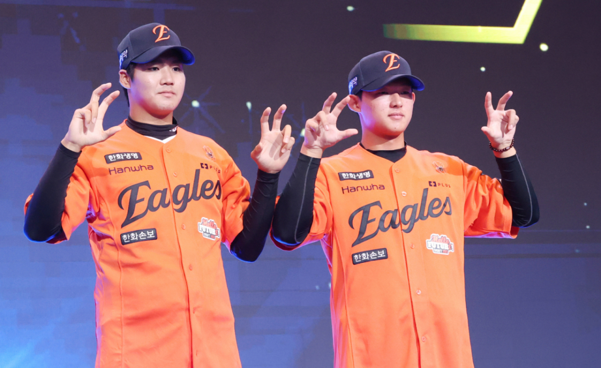 '2027 KBO 신인 드래프트'가 21일 서울 송파구 롯데호텔 월드 크리스탈볼룸에서 열렸다.  이준우와 민주홍이 포토타임을 갖고 있다. /사진=김진경 대기자