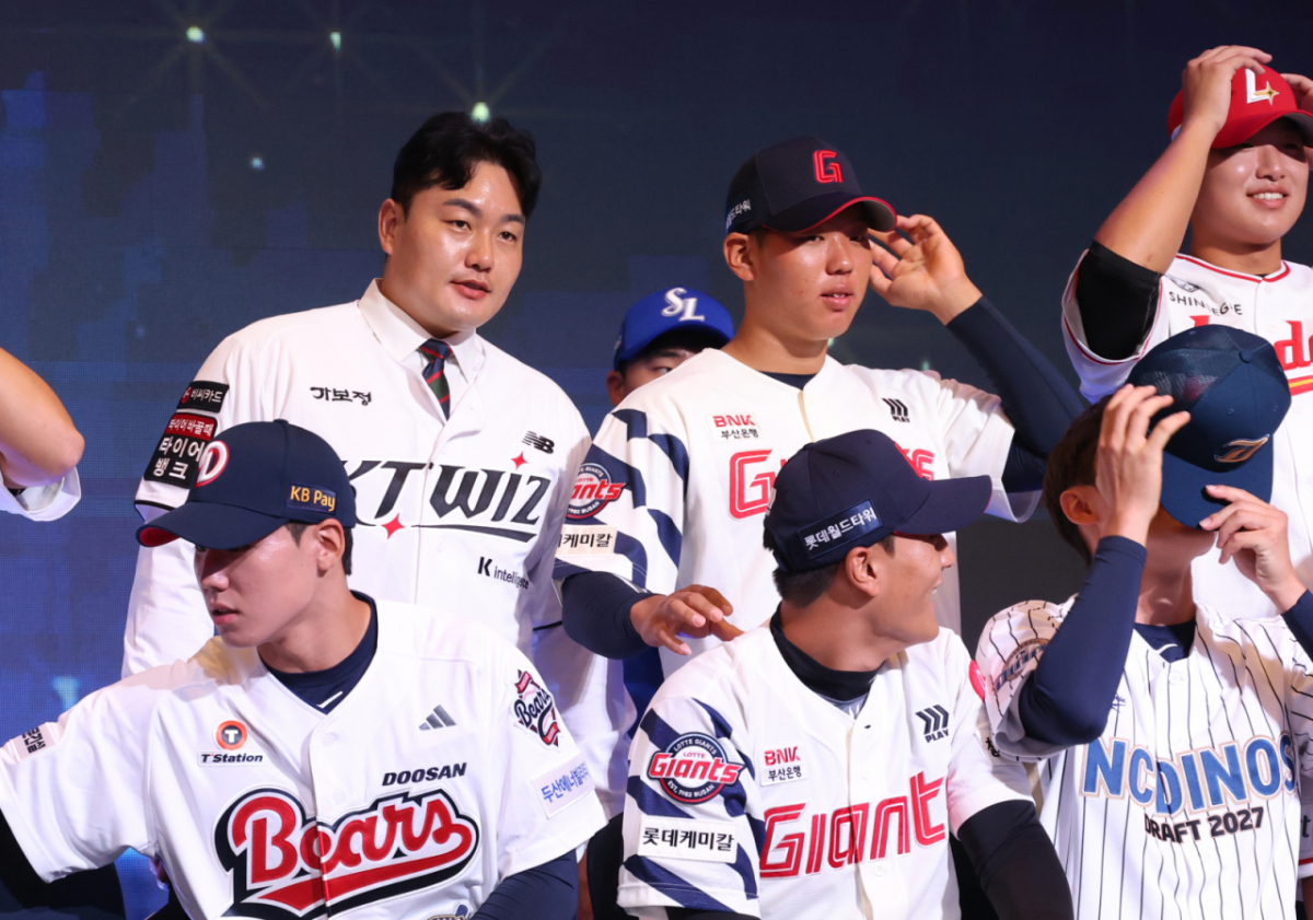 '2027 KBO 신인 드래프트'가 21일 서울 송파구 롯데호텔 월드 크리스탈볼룸에서 열렸다. 최지만을 비롯한 신인 선수들이 기념촬영을 하고 있다. /사진=김진경 kim.jinkyung@
