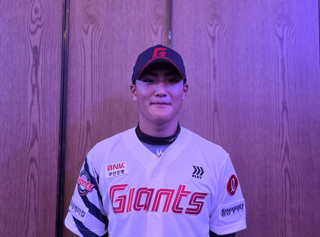 롯데 박근서가 21일 서울 롯데호텔 월드 크리스탈볼룸에서 열린 2027 KBO 신인드래프트에서 전체 4순위 지명을 받은 뒤 취재진과 인터뷰에 응했다. /사진=김동윤 기자
