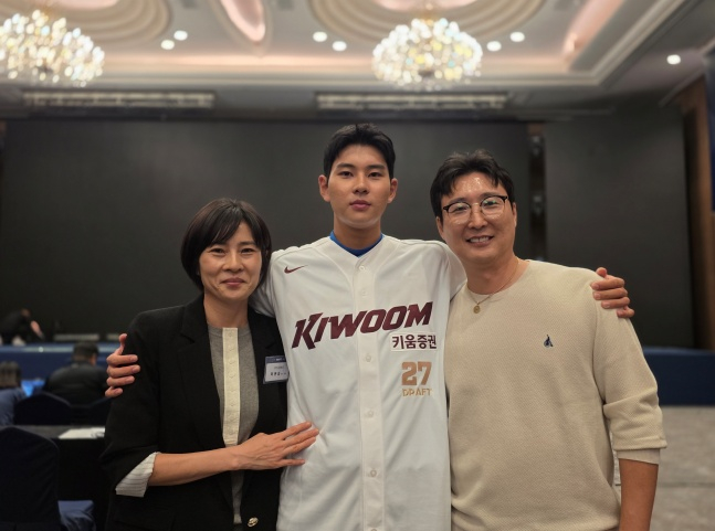 키움 하현승(가운데)이 21일 서울 롯데호텔 월드 크리스탈볼룸에서 열린 2027 KBO 신인드래프트에서 키움의 전체 1순위 지명을 받은 뒤 아버지 하충수, 어머니 신명희 씨와 사진 촬영에 응했다. /사진=김동윤 기자