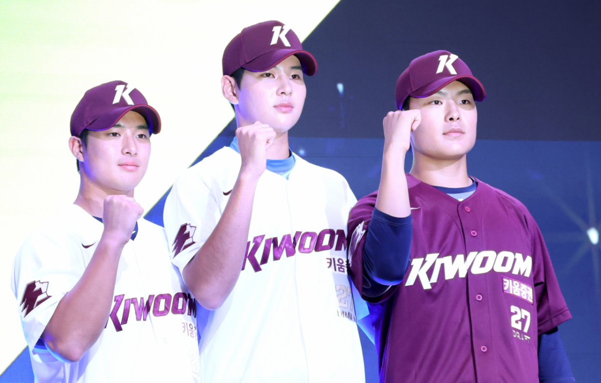 '2027 KBO 신인 드래프트'가 21일 서울 송파구 롯데호텔 월드 크리스탈볼룸에서 열렸다. 하현승을 비롯해 키움에 지명된 선수들이 포토타임을 갖고 있다. /사진=김진경 대기자
