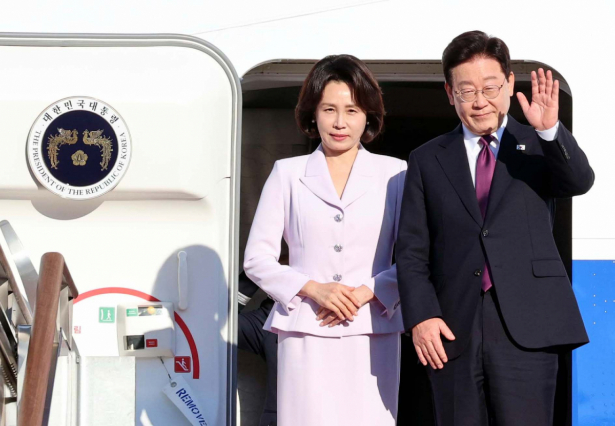 유엔 총회 참석차 뉴욕을 방문하는 이재명 대통령과 김혜경 여사가 21일 경기 성남 서울공항에서 공군 1호기에 올라 인사하고 있다. /성남=뉴시스