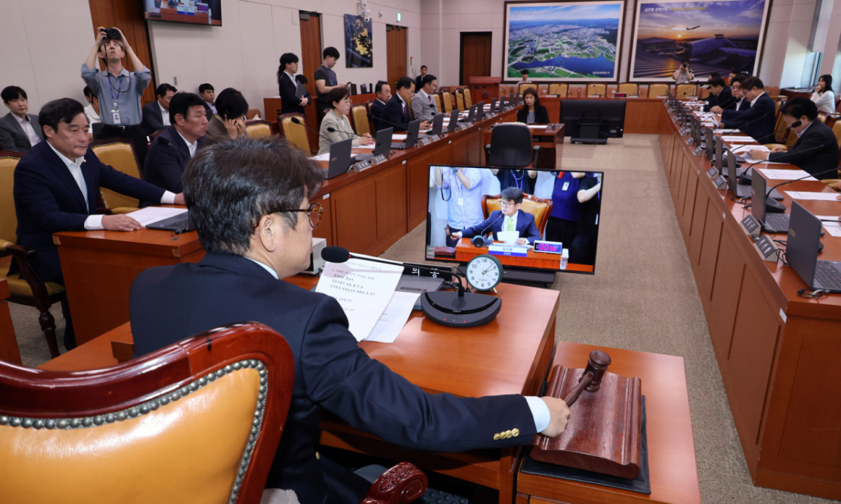 유의동 국회 국토교통위원회 위원장이 21일 여의도 국회에서 열린 제439회 국회 (정기회) 국토교통위원회 제3차 전체회의에서 국무위원후보자(국토교통부 장관 홍지선) 인사청문경과보고서 채택의 건을 상정하고 있다. /사진=뉴시스