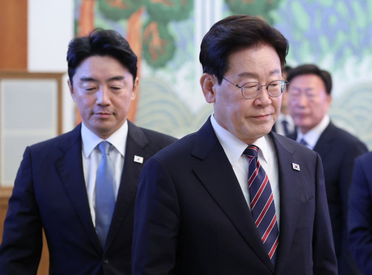 이재명 대통령과 강훈식 대통령비서실장이 21일 청와대에서 열린 수석보좌관회의에 참석하고 있다. 강 비서실장은 이날 오전 이 대통령에게 사의를 표명했다. /사진=뉴스1