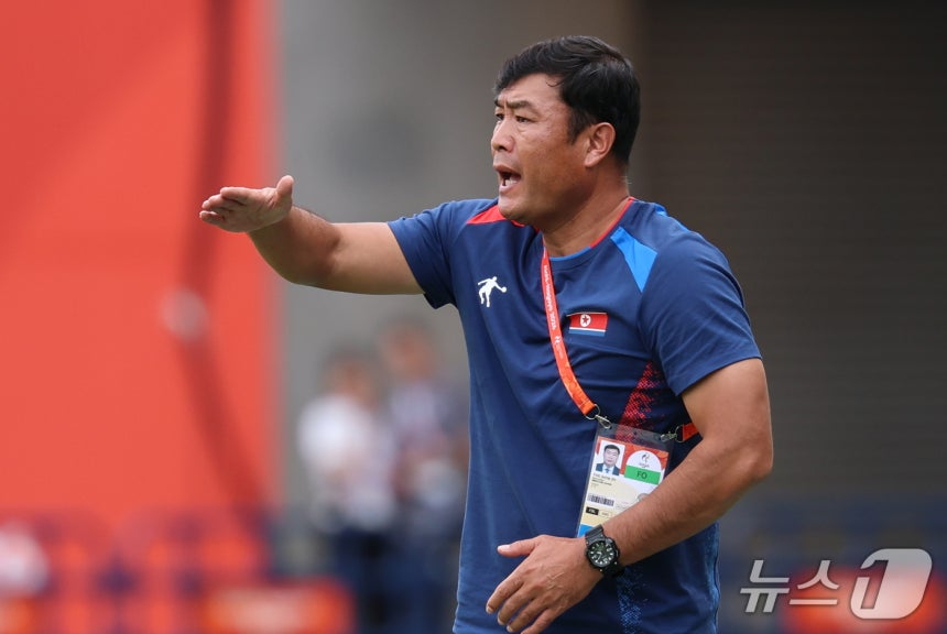 박성진 북한 대표팀 감독이 21알 '2026 아이치·나고야 아시안게임' 일본 시즈오카현 후쿠로이의 시즈오카 스타디움 에코파에서 열린 여자축구 남북전이 무승부로 끝난 뒤 한국 코치진과 악수를 나누지 않은 이유를 묻는 질문에 불쾌감을 드러냈다. 사진은 박 감독이 지난 14일 방글라데시와 경기에서 작전지시를 내리고 있는 모습./오사카=뉴스1