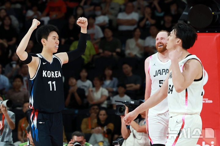 지난 20일 일본 아이치현 나고야시 아이치 인터내셔널 아레나에서 열린 2026 아이치·나고야 아시안게임 남자 농구 결승 한국과 일본의 경기, 한국 이우석(왼쪽)이 득점에 성공한 뒤 기뻐하고 있다. /사진=뉴시스