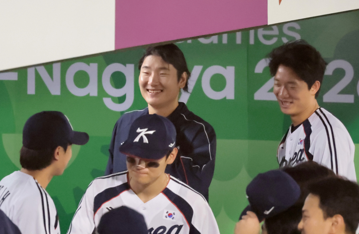야구대표팀 승리투수 곽빈이 21일 아이치현 오카자키 시민구장에서 열리는 2026 아이치·나고야 아시안게임 야구 조별리그 대한민국과 대만경기 9회초 수비를 마무리하며 5-0 승리를 자축한 후 환하게 미소짓고  있다.  2026.09.21. /사진=강영조 cameratalks@