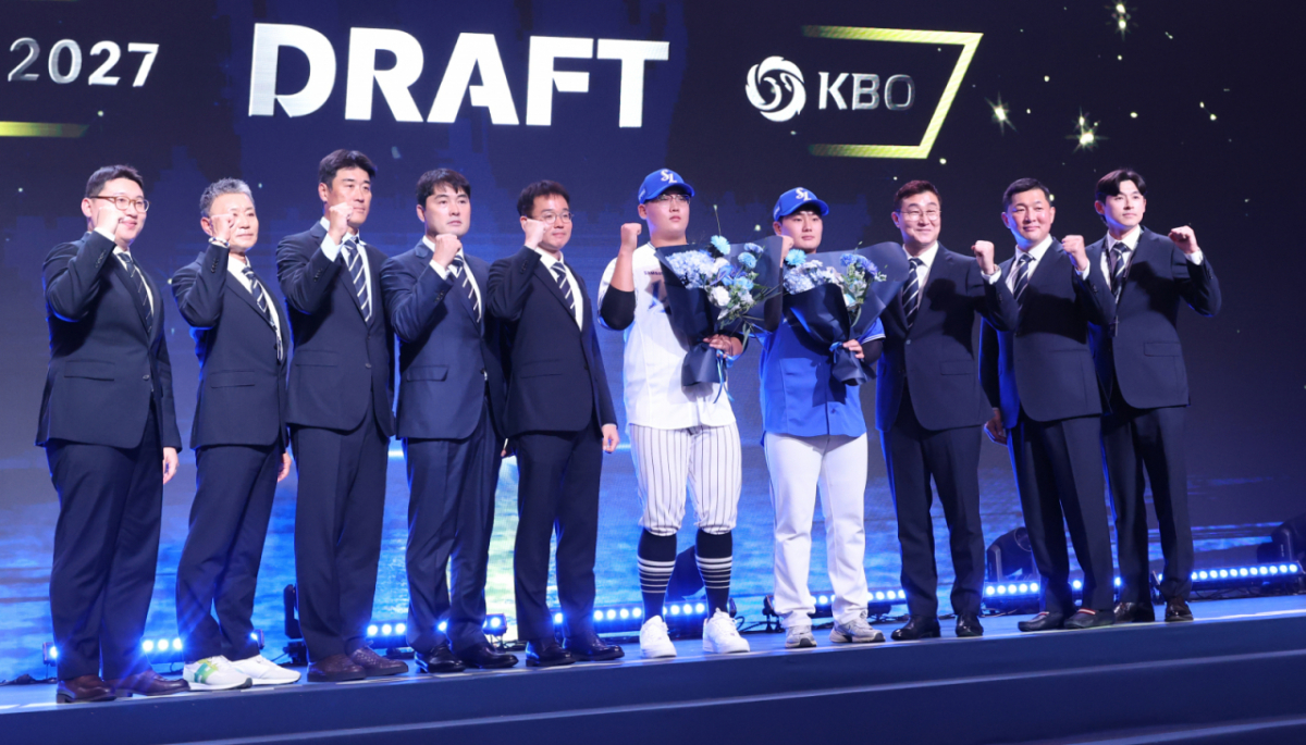 '2027 KBO 신인 드래프트'가 21일 서울 송파구 롯데호텔 월드 크리스탈볼룸에서 열렸다.  김민훈을 비롯해 삼성에 지명된 선수들이 기념촬영을 하고 있다. /사진=김진경 kim.jinkyung@