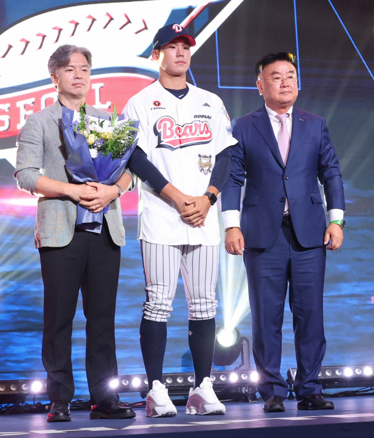 서울고 김지우(가운데)가 21일 서울 송파구 롯데호텔 월드 크리스탈볼룸에서 열린 '2027 KBO 신인 드래프트'에서 전체 2순위로 두산 베어스의 지명을 받고 김태룡 단장(오른쪽), 아버지와 기념촬영을 하고 있다. /사진=김진경 대기자