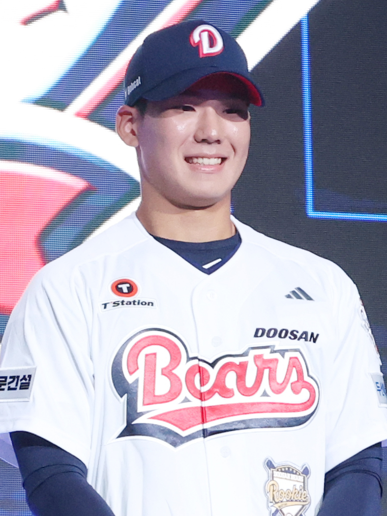 서울고 김지우가 21일 서울 송파구 롯데호텔 월드 크리스탈볼룸에서 열린 '2027 KBO 신인 드래프트'에서 전체 2순위로 두산 베어스의 지명을 받고 환하게 웃고 있다. /사진=김진경 대기자