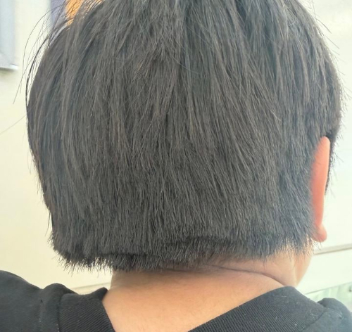 유명 브랜드 미용실에서 머리를 자른 13살 아이가 자기 머리를 보고 울음을 터뜨렸다는 사연이 알려진 가운데, 미용실 측과 고객의 주장이 엇갈리고 있다./사진=스레드 캡처