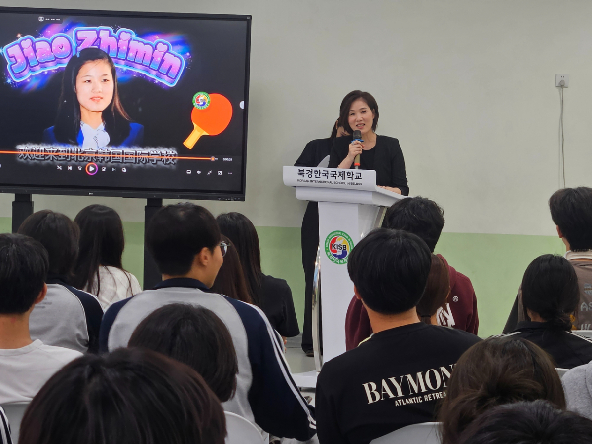 지난 21일 중국 베이징 북경한국국제학교를 방문한 자오즈민씨가 학생들을 대상으로 강연을 하고 있다./사진=안정준 특파원