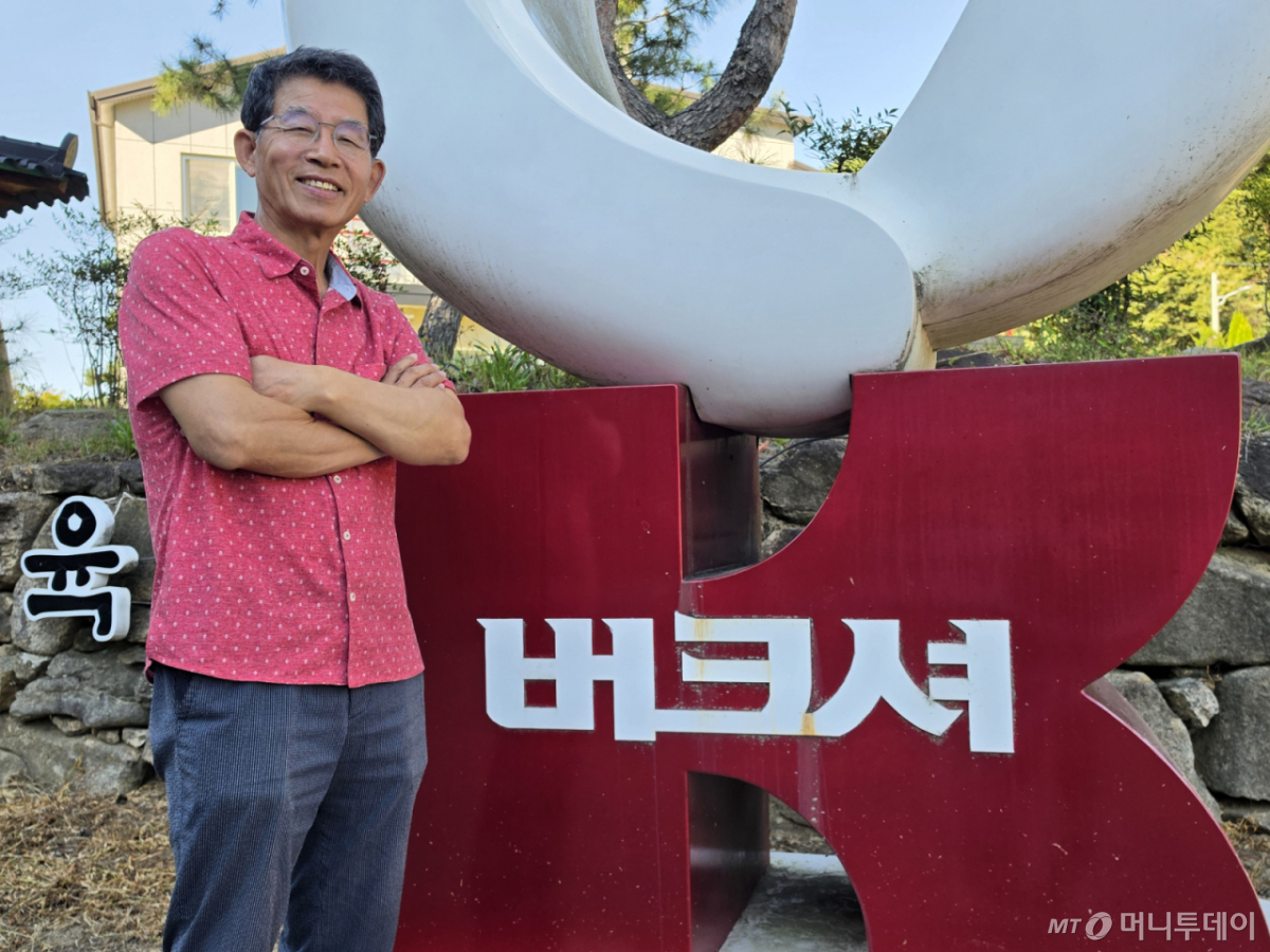 박화춘 다산육종 대표가 다산육종 농장에 설치된 '버크셔K' 조형물 앞에 서 있다./사진=이수현 기자