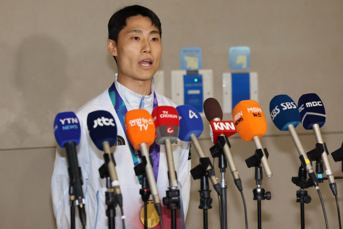 대한체육회가 2026 아이치·나고야 아시안게임에서 대한민국 테크볼 사상 첫 금메달을 획득한 이준석의 성과를 계기로 테크볼 국가대표 선수들의 진천 국가대표선수촌 훈련 지원에 나선다. 사진은 2026 아이치·나고야 아시안게임에서 테크볼 금메달을 획득한 이준석이 21일 인천국제공항 제2여객터미널을 통해 귀국해 인터뷰 하는 모습. /사진=뉴시스