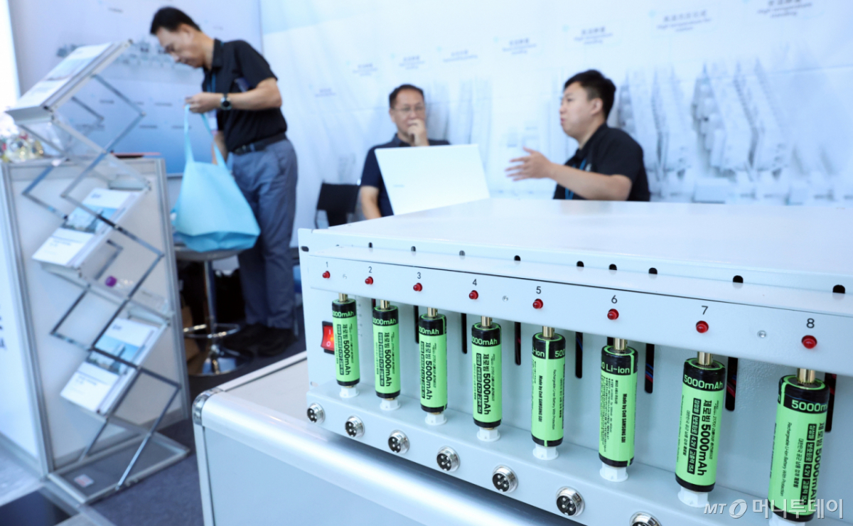 21일 서울 강남구 코엑스에서 열린 2026 이차전지 소재·부품·장비·리사이클링 컨퍼런스 (BATTERY KOREA 2026)에서 참가자들이 상담을 하고 있다. /사진=뉴스1