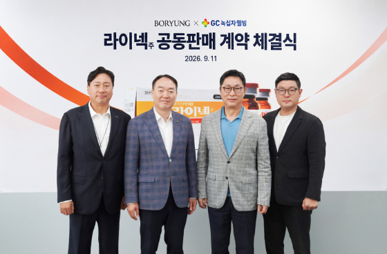 정웅제 보령 부사장(왼쪽 두번째)과 김상현 GC녹십자웰빙 대표이사(왼쪽 세번째) 등 양사 관계자들이 라이넥주 공동 영업 계약 체결 기념사진을 촬영하고 있다. /사진=GC녹십자웰빙