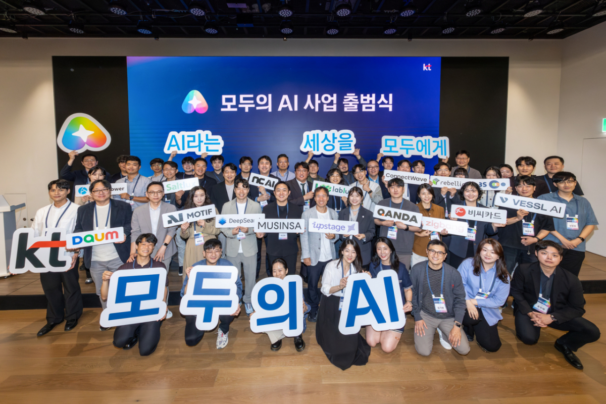 KT 컨소시엄 관계자들이 단체사진을 촬영하고 있다./사진 제공=KT