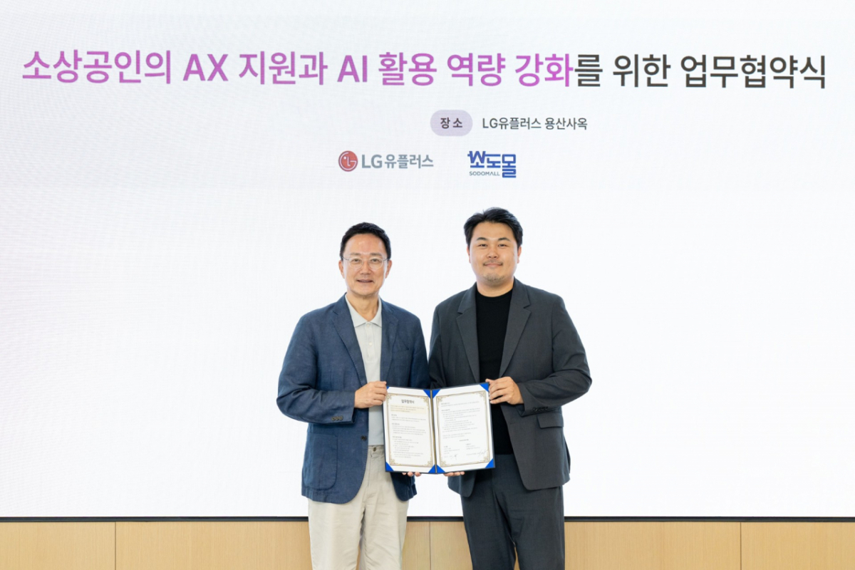 서울 용산구 LG유플러스 용산사옥에서 열린 업무협약식에서 임장혁 LG유플러스 엔터프라이즈고객그룹장(왼쪽)과 서덕호 소도몰 대표가 기념사진을 촬영하고 있다. /사진제공=LG유플러스