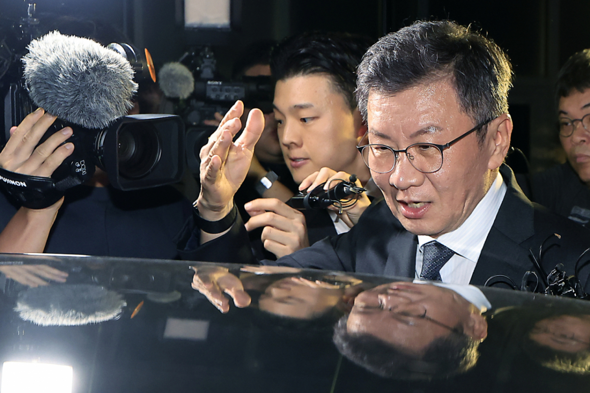 홍명보 전 축구 국가대표팀 감독 선임 과정에 부당하게 개입했다는 의혹을 받는 정몽규 전 대한축구협회장이 9월2일 밤 서울시 마포구 서울경찰청 광역수사단 금융범죄수사대에서 피의자 신분으로 조사를 받은 뒤 밖으로 나와 귀가하고 있다./사진=뉴스1.
