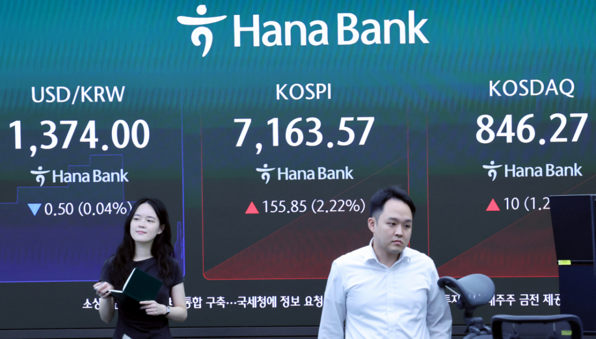 코스피가 2.20%오른 7161.61에 장을 시작한 22일 오전 서울 중구 하나은행 본점에서 딜러들이 업무를 보고 있다. 코스닥은 9.87포인트(1.18%) 오른 846.14에 개장했다. 2026.09.22. 사진=뉴시스