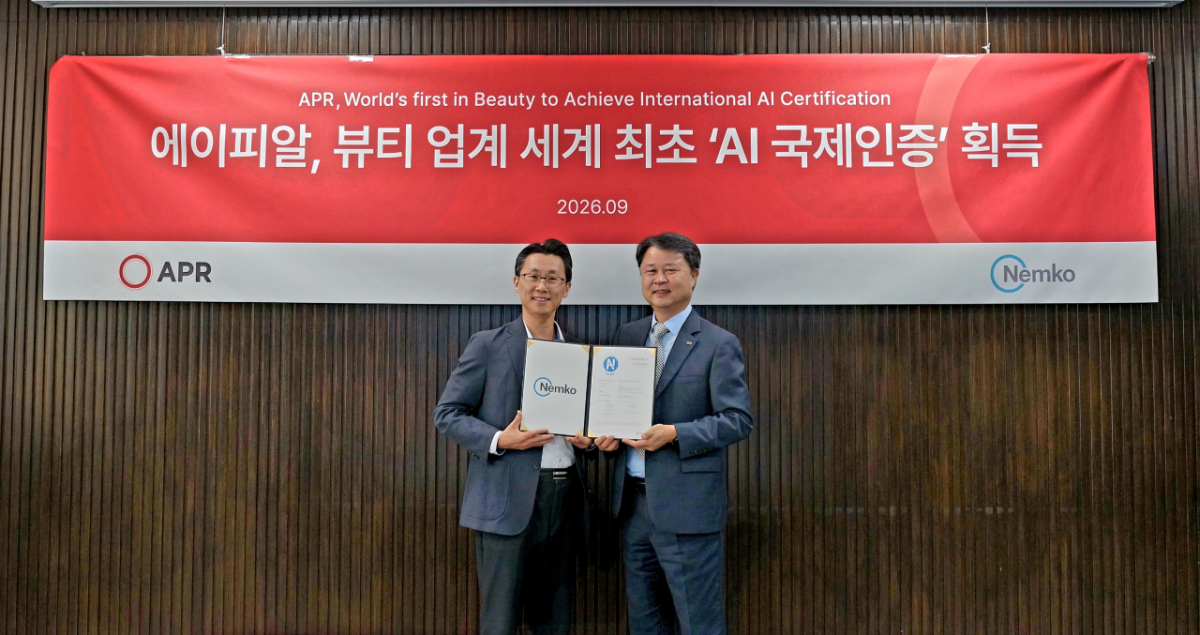 에이피알이 AI 제품 신뢰성 마크인 AI Trust Mark 인증을 획득하여 기념촬영을 하고 있다. 신재우 에이피알 R&D 센터장 (좌측), 곽삼근 넴코 코리아 전무. /사진 제공=에이피알