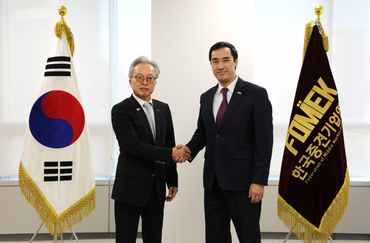 기념 촬영을 하는 최진식 한국중견기업연합회 회장(왼쪽)과 아세트 이센알리 주한카자흐스탄대사 /사진제공=한국중견기업연합회