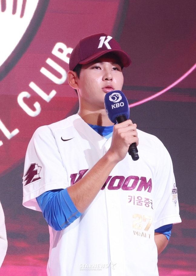 부산고 하현승이 21일 KBO 신인드래프트에서 1라운드 1순위로 키움에 지명된 후 소감을 말하고 있다. /사진=김진경 대기자