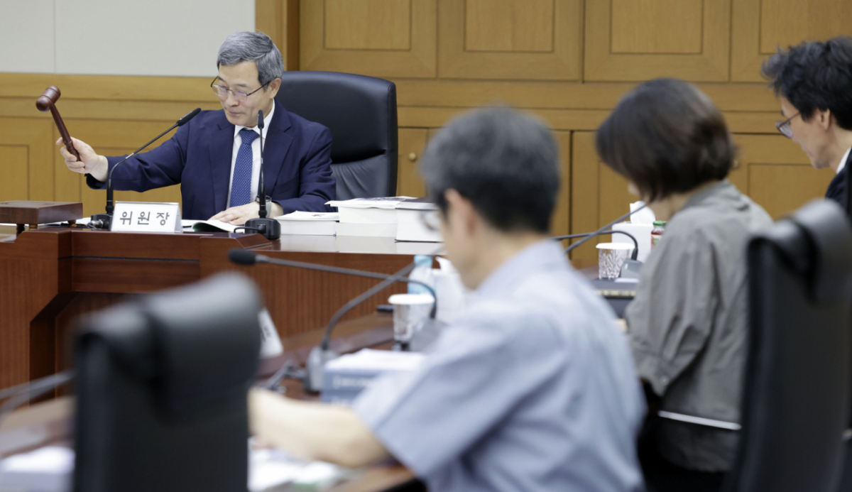 이동원 양형위원회 위원장이 8월10일 서울 서초구 대법원에서 열린 양형위원회 전체회의에서 의사봉을 두드리며 개회 선언을 하고 있다./사진=뉴시스