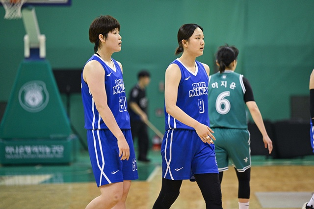 이예나(왼쪽)와 유하은(가운데). /사진=WKBL 제공