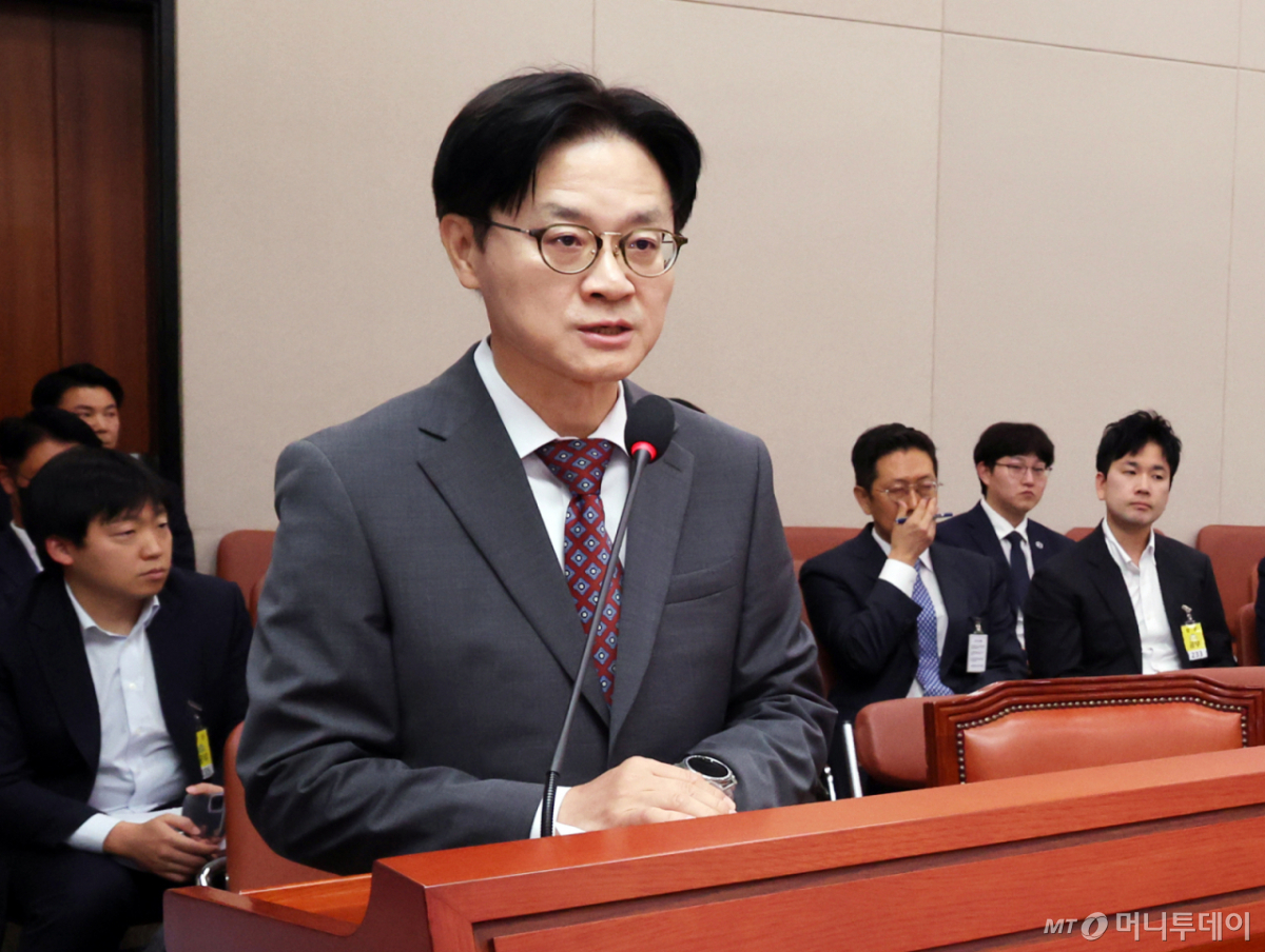 (서울=뉴스1) 황기선 기자 = 김정관 산업통상부 장관과 22일 오전 서울 여의도 국회에서 열린 산업자통상자원중소벤처기업위원회 전체회의에서 '대한민국과 미합중국 간 전략적투자의 운영 및 관리를 위한 특별법'에 따른 대미투자 사전보고를 하고 있다. 2026.9.22/뉴스1 Copyright © 뉴스1. All rights reserved. 무단 전재 및 재배포, AI학습 이용 금지. /사진=(서울=뉴스1) 황기선 기자