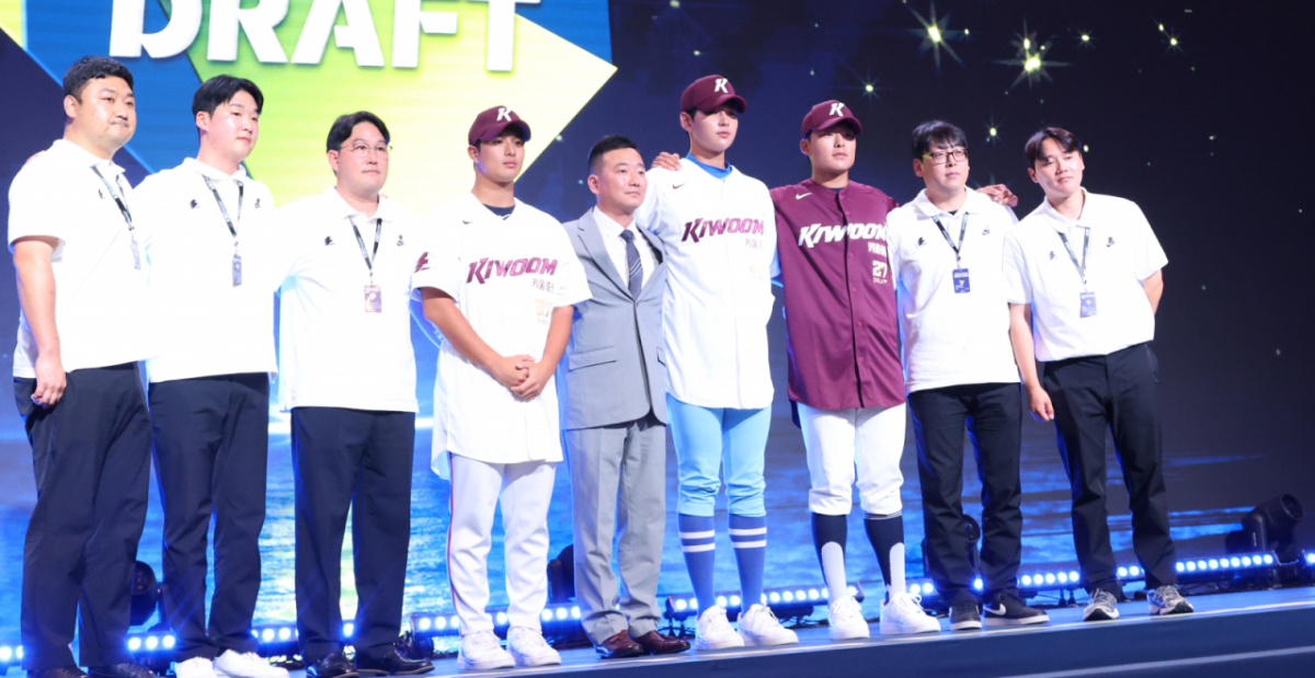 '2027 KBO 신인 드래프트'가 21일 서울 송파구 롯데호텔 월드 크리스탈볼룸에서 열렸다. 하현승을 비롯해 키움에 지명된 선수들이 포토타임을 갖고 있다. /사진=김진경 kim.jinkyung@