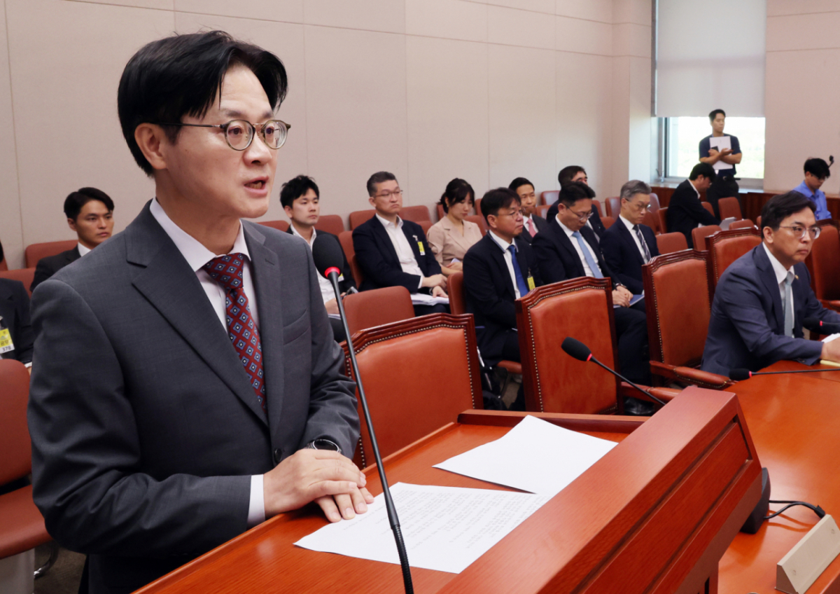 (서울=뉴스1) 황기선 기자 = 김정관 산업통상부 장관과 22일 오전 서울 여의도 국회에서 열린 산업자통상자원중소벤처기업위원회 전체회의에서 '대한민국과 미합중국 간 전략적투자의 운영 및 관리를 위한 특별법'에 따른 대미투자 사전보고를 하고 있다. 2026.9.22/뉴스1 Copyright © 뉴스1. All rights reserved. 무단 전재 및 재배포, AI학습 이용 금지. /사진=(서울=뉴스1) 황기선 기자