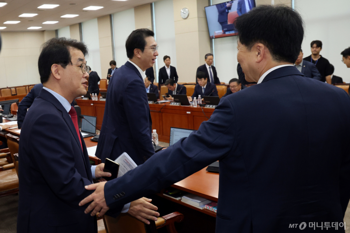 (서울=뉴스1) 황기선 기자 = 오기형 더불어민주당 재경위 간사와 배준영 국민의힘 간사 17일 오전 서울 여의도 국회에서 열린 재정경제기획위원회 전체회의에서 대화를 나누고 있다.   2026.9.17/뉴스1  Copyright © 뉴스1. All rights reserved. 무단 전재 및 재배포,  AI학습 이용 금지. /사진=(서울=뉴스1) 황기선 기자