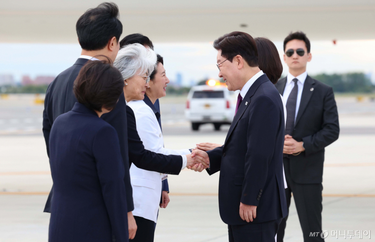 [뉴욕=뉴시스] 김진아 기자 = 유엔 총회 참석차 뉴욕을 방문하는 이재명 대통령이 21일(현지 시간) 미국 뉴욕 JFK 국제공항에 도착해 강경화 주미 한국대사와 인사하고 있다. 2026.09.22. bluesoda@newsis.com /사진=