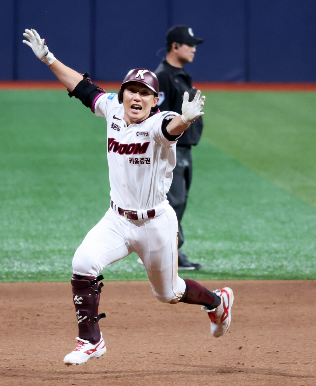 키움 히어로즈 서건창이 6월 12일 고척스카이돔에서 열린 한화 이글스전에서 9회말 2사 1,2루에서 끝내기 안타를 날리고 기뻐하고 있다. /사진=강영조 선임기자