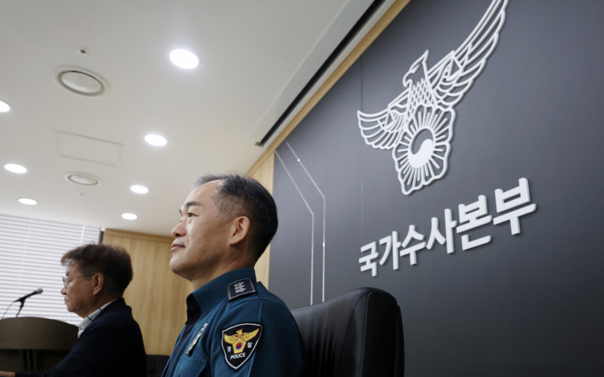 김종철 경찰청장 직무대행이 지난 14일 서울 서대문구 국가수사본부에서 열린 경찰 수사 개혁위원회 제8차 회의에 앞서 위원들과 대화를 나누고 있다./사진=뉴시스.