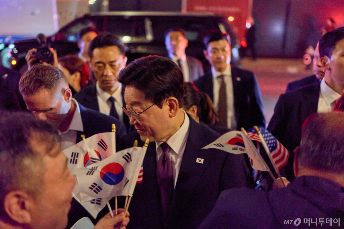 (뉴욕=뉴스1) 허경 기자 = 유엔 총회 참석을 계기로 미국 뉴욕을 방문 중인 이재명 대통령과 김혜경 여사가 21일(현지시간) 코리아타운을 찾아 시민들과 인사를 나누고 있다. (공동취재) 2026.9.22/뉴스1  Copyright © 뉴스1. All rights reserved. 무단 전재 및 재배포,  AI학습 이용 금지. /사진=(뉴욕=뉴스1) 허경 기자