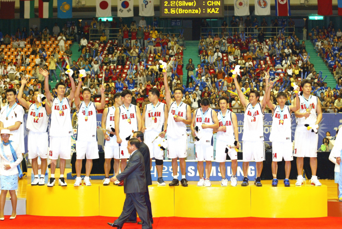 2002 부산 아시안게임 우승 당시. /사진=KBL 제공