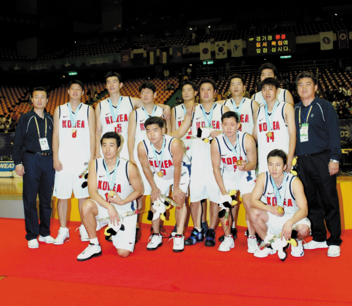부산 아시안게임 금메달 당시 김진(왼쪽) 감독을 비롯한 선수단. /사진=KBL 제공