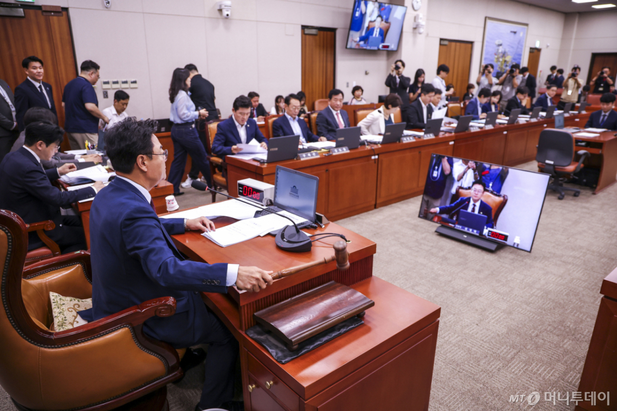 [서울=뉴시스] 정병혁 기자 = 김성원 국회 산업통상자원중소벤처기업위원장이 22일 서울 여의도 국회에서 열린 산업통상자원중소벤처기업위원회 전체회의에서 의사봉을 두드리고 있다. 2026.09.22. jhope@newsis.com /사진=정병혁