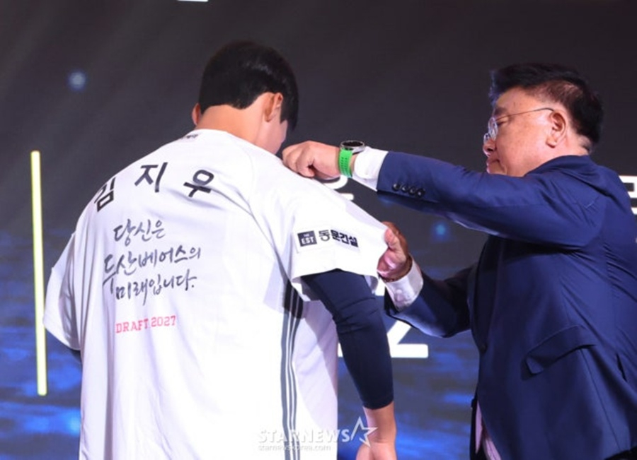 두산에 지명된 김지우(왼쪽)와 김태룡 두산 단장. /사진=김진경 대기자