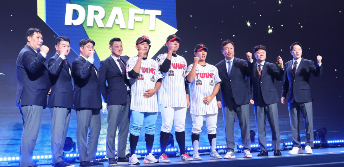 '2027 KBO 신인 드래프트'가 21일 서울 송파구 롯데호텔 월드 크리스탈볼룸에서 열렸다.  윤예성(인창고)을 비롯해 LG에 지명된 선수들이 후 기념촬영을 하고 있다. /사진=김진경 대기자